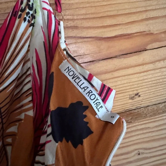 Novella Royale Jumpsuit with tropical print spaghetti straps size small - Picture 3 of 9